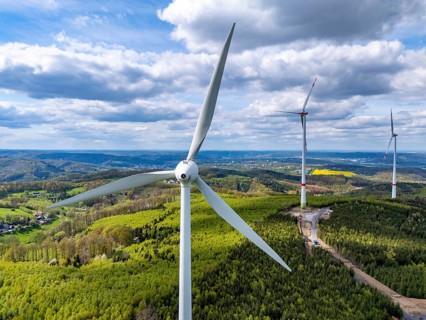 Erection of a wind turbine, wind energy plant, assembly of the ring generator, with a crawler