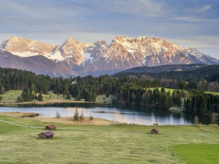 Huts at Geroldsee or Wagenbrüchsee, Krün near Mittenwald, Karwendel, Werdenfelser Land, Upper