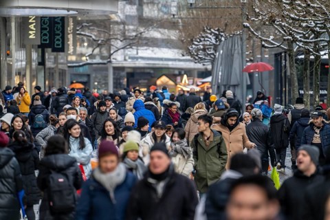Shopping street Zeil, pedestrian zone, winter weather, people shopping, Frankfurt am Main, Hesse,