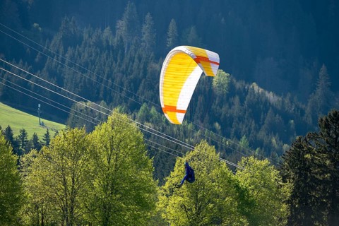 Symbolic image, danger, paraglider threatening to fly into pipes on landing, Schwangau near Füssen,