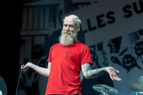 Timo Warkus, singer of the punk rock band TEAM SCHEISSE, live on 09.05.2025 in the sold-out