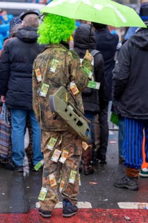 Rose Monday procession in Düsseldorf, parade costume, defense industry theme, military clothing,