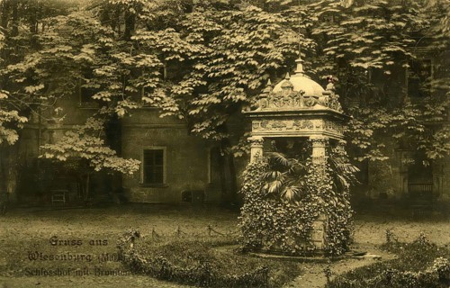 Historical postcard, picture postcard, castle courtyard with fountain in Wiesenburg (Mark),
