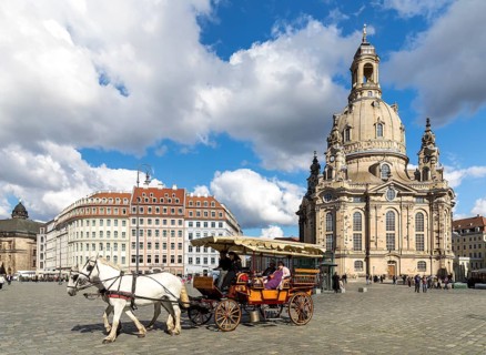 Horse-drawn carriage in front of the Church of Our Lady on Neumarkt, Dresden, Saxony, Germany