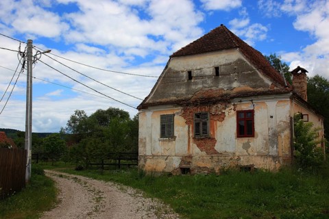 Romania, dilapidated house in the village of Mesendorf, Moischendref or Meschendorf, in the