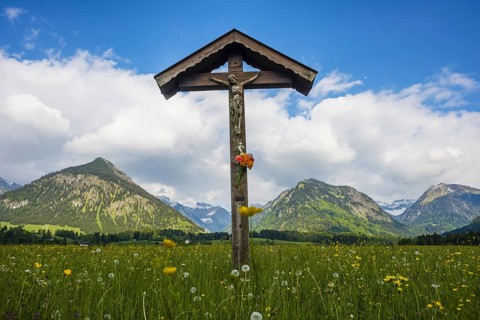 Field cross with Christ figure, Lorettowiesen near Oberstdorf, Allgaeu Alps, Allgaeu, Bavaria,