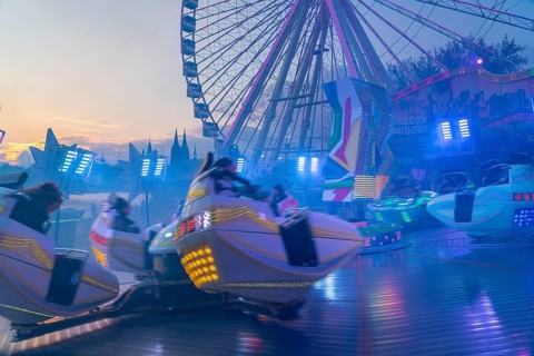 Deutz funfair on the Rhine, at Easter, funfair, break-dancer ride, Ferris wheel, Cologne Cathedral,