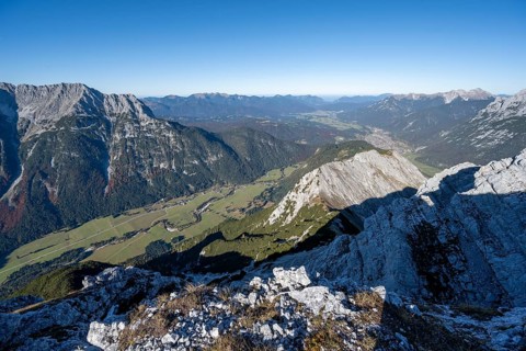 View at the summit of the Große Arnspitze, mountain panorama with Karwendel mountains, autumnal