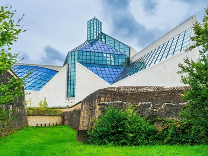 Exterior view of Mudam Luxembourg – Musée d'Art Moderne Grand-Duc Jean on the Kirchberg Plateau in