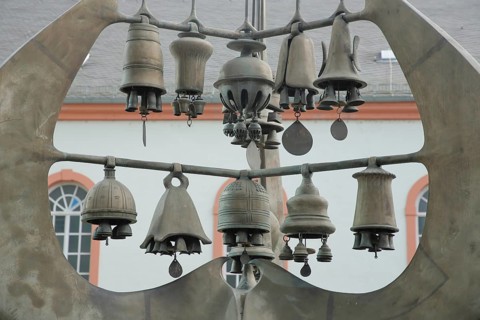 Glockenspiel by Gernot Rumpf 1975 called Beamtenwecker, bronze sculpture, modern art, wind chimes,