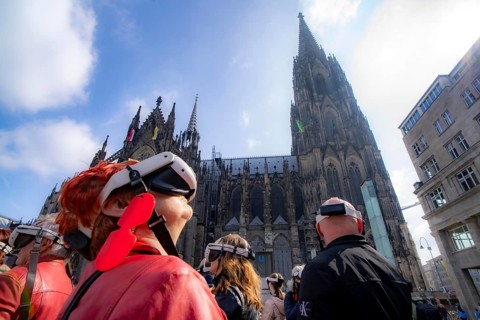 Timeridego, virtual city tour with VR glasses, on various topics, virtual reality time travel into