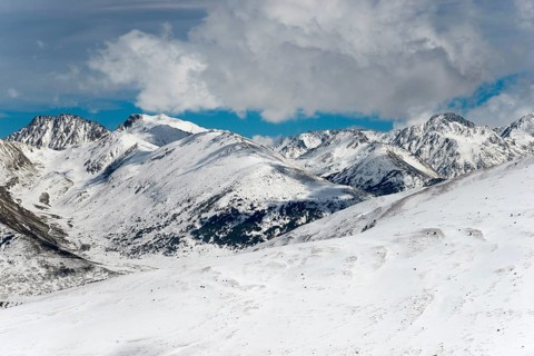Verschneite Berglandschaft mit Wolken am Himmel, Skigebiet, Landschaft bei El Pas de la Casa,