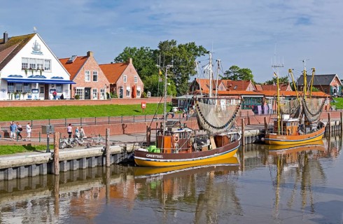 Crab cutter in the harbour of Greetsiel, Krummhörn, East Frisia, Lower Saxony, Germany