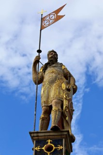 Statue Romans with the city flag of Erfurt at the fish market, Erfurt, Thuringia, Germany