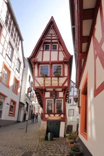 Historic pointed house, narrow and pointed half-timbered house, idyll, landmark, Bernkastel-Kues,