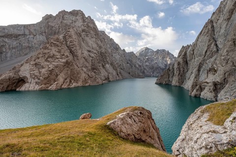 Mountain lake Kol Suu with rocky steep mountains, Kol Suu Lake, Sary Beles Mountains, Naryn
