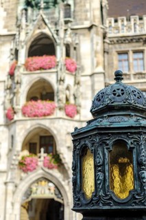 Lantern at the foot of the Marian column, in the background the main portal of the town hall, on