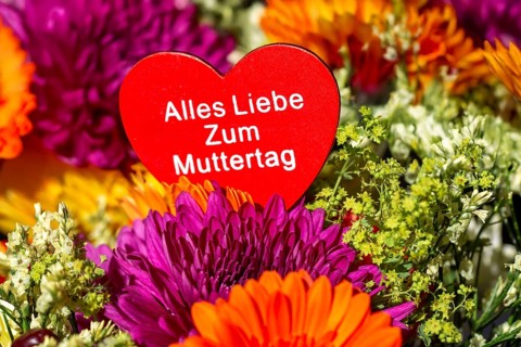 Mother's Day: Bouquet of flowers with a heart with the inscription ALL THE LOVE FOR MOTHER'S DAY