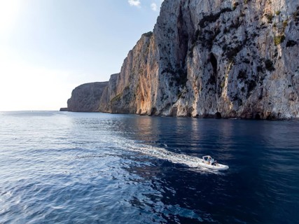 Motorboat rides on picturesque rocky coast ImmorgenLicht, cliffs, Golfo di Orosei, Baunei,