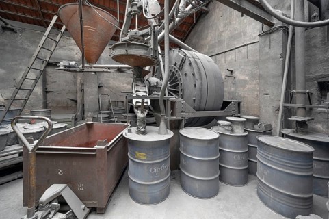 Production room with metal powder grinding mill for the production of zinc powder, metal powder