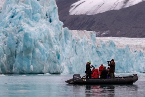 Dinghy with tourists in front of the glacier edge of Monacobreen, iceberg, Liefdefjord, Woodfjord
