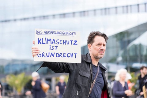 Participants with sign The Constitutional Court: Climate protection is a fundamental right at the