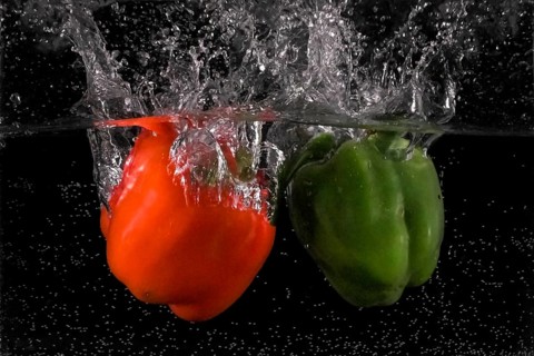 Paprika (Capsicum), red and green, falls into water, Germany