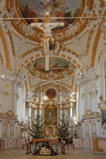 Chancel with crucifix from 1785 by master builder Johann Michael fisherman and ceiling fresco by