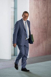 Bodo Ramelow (Minister President of the Free State of Thuringia) in front of the consultations at