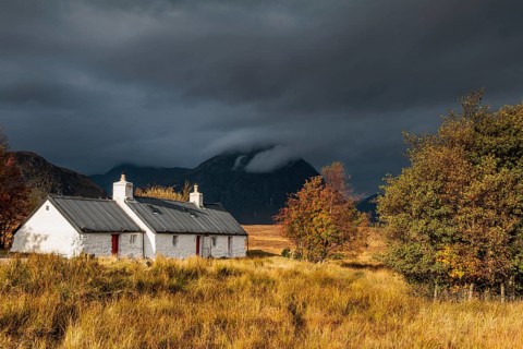 Cottage in front of mountains, cloudy mood, autumn, Blackrock Cottage, Glencoe, Scottish Highlands,