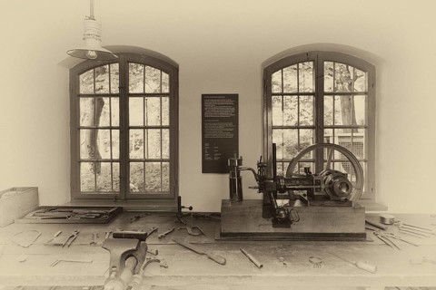 Interior photo, first vehicle engine, grandfather clock, former workshop of Gottlieb Daimler in the