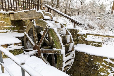 Small overshot waterwheel in the snow, Zschonermühle, Ockerwitz, Dresden, Saxony, Germany