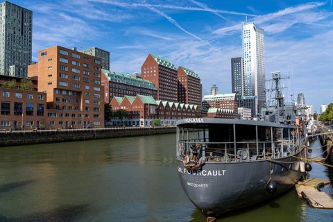 Warehouse-style residential buildings, ships in the Spoorweghaven, in the Kop van Zuid-Entrepot