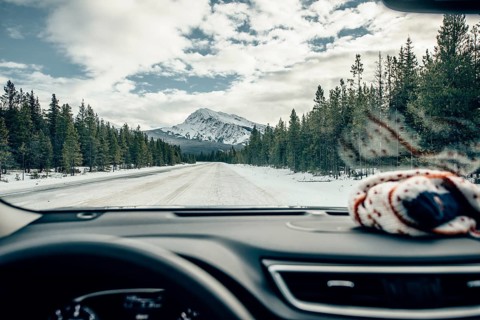 Winter road trip on the Icefields Parkway with lots of snow and ice, Banff National Park, Jasper