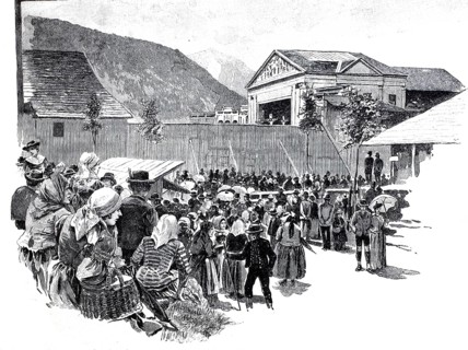 Passion play in Oberammergau, many people have gathered in front of the fence who do not have a