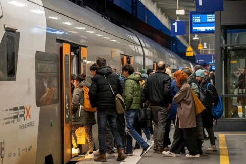Regional express at Essen main station, on the platform, RRX, RE1 to Aachen, passengers boarding,