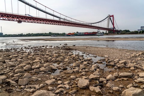 Rhine at Emmerich, extremely low water, Rhine level at 0 cm, falling trend, Rhine bridge B220,