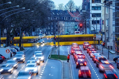 After-work traffic in the environmental zone on the B 224 Alfredstraße in Rüttenscheid, Essen, Ruhr