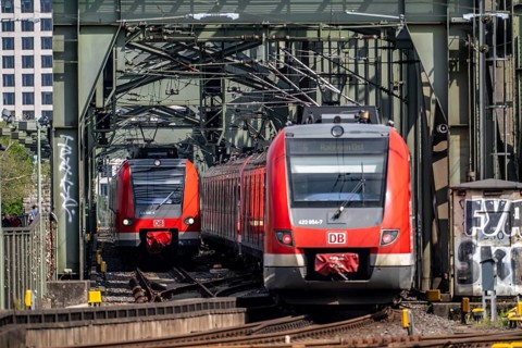 Rail traffic on the line between Cologne Central Station and Cologne-Deutz, Hohenzollern railway