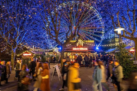 Pre-Christmas season, people, shoppers, visitors to the Christmas market in Essen city centre,