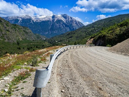 Winding road, pass on the Carretera Austral south of Cochrane, gravel surface, mountain range in
