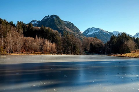 Moor, moor pond, icy, winter, behind Allgäu Alps, Oberstdorf, Oberallgäu, Allgäu, Bavaria, Germany