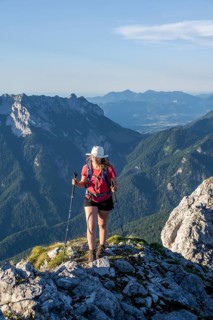 Mountaineer on a ridge path, traversing the Hackenköpfe, behind summit, Scheffauer, rocky mountains