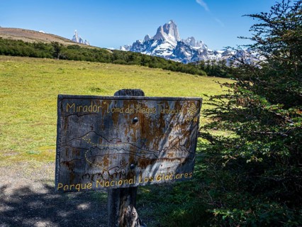 Hiking trail to viewpoint Loma del Pliegue Tumbado, mountain range of Cerro Torre and Cerro Fitz