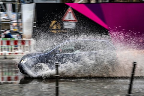 Winter, rainy weather, freezing rain, large puddle, puddle of water, in the city centre, Große