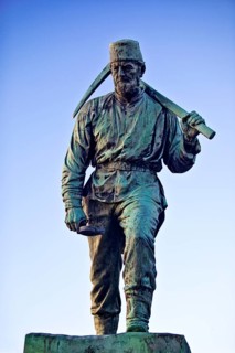 Sculpture Henner, miner made of cast bronze by Friedrich Reusch, Oberstadtbrücke, Siegen, North
