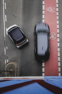 A car overtakes a left-turning cyclist on the marked cycle path in Berlin, 27/02/2024