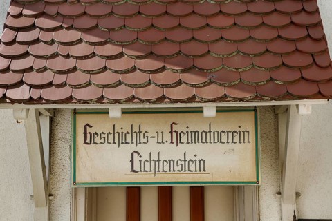 Handwritten sign, writing, Lichtenstein History and Local History Society, entrance, roof, roof