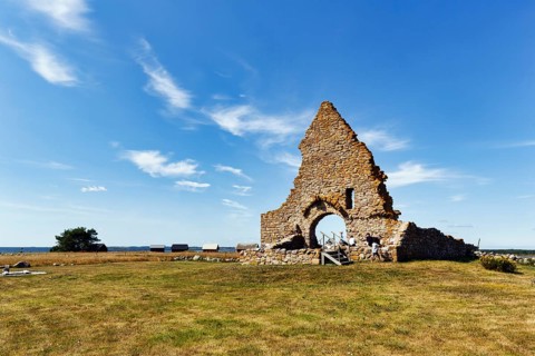 Ruins of St. Bridget's Chapel, Sankta Britas Chapel, Middle Ages, tourists enjoy historic
