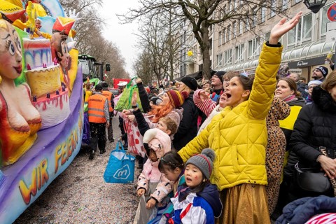 Rose Monday parade in Düsseldorf, spectators, especially children, collecting carnival sweets, at